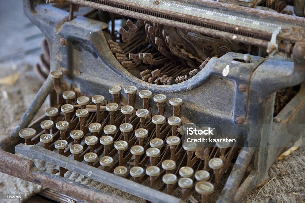 Пыльно-Старая Пишущая машинка - Стоковые фото Антиквариат роялти-фри