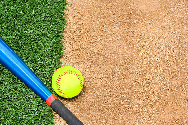 nova bola e o taco - softball playing field fluorescent team sport - fotografias e filmes do acervo
