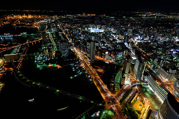 横浜のみなとみらいの夜の眺め - marin tower ストックフォトと画像