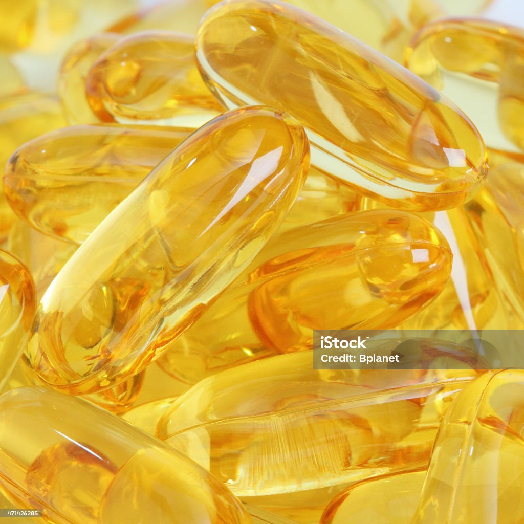 omega 3 cápsulas de aceite de gel Aislado en blanco - Foto de stock de Aceite de pescado libre de derechos