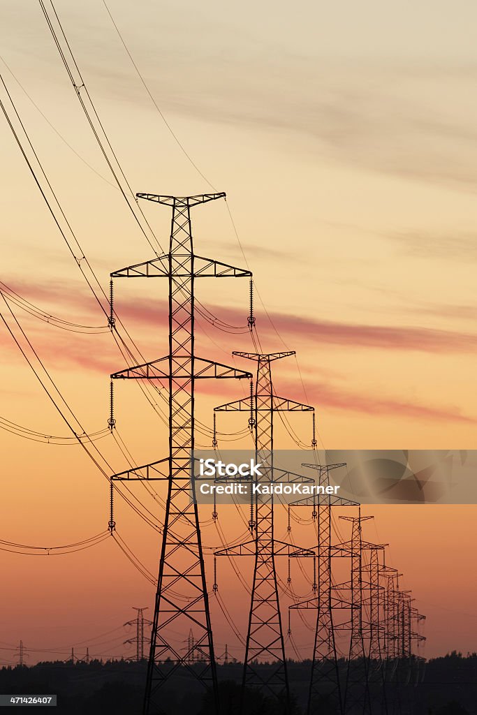 Stromleitung im Sonnenuntergang - Lizenzfrei Abenddämmerung Stock-Foto