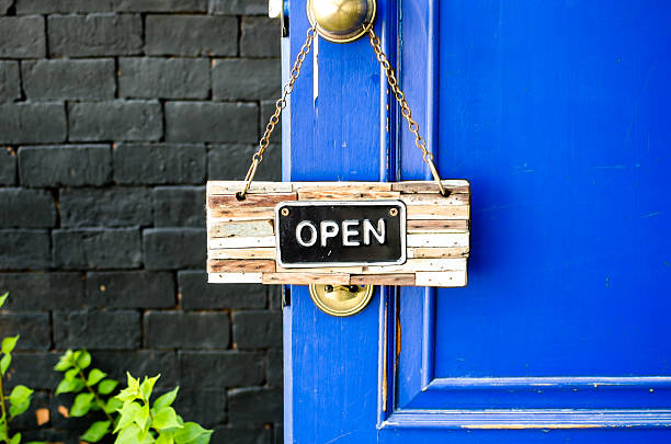 aberto label penduradas no blue door no jardim - welcome sign greeting door open - fotografias e filmes do acervo