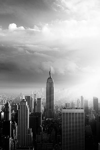 nyc skyline.black e branco. - photography urban scene vertical toned image - fotografias e filmes do acervo