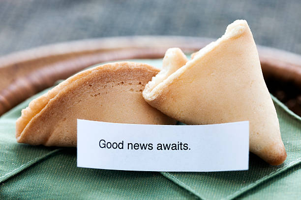 bolinho da sorte: "boa notícia espera" - aspirations chinese cuisine fortune cookie wishing imagens e fotografias de stock