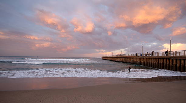 durban north beach - north pier fotografías e imágenes de stock