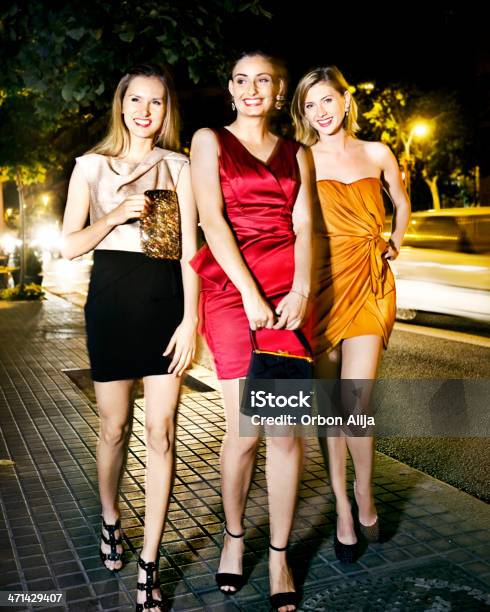 Meninas Going Out - Fotografias de stock e mais imagens de Noite - Noite, Vestido, Festa