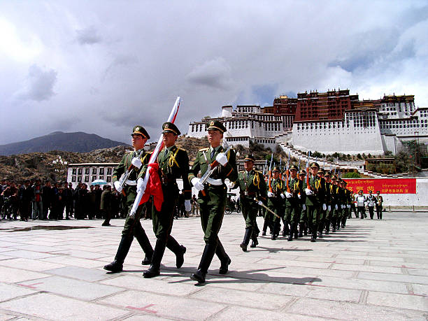 bandeira e em lhasa, tibete - lhasa - fotografias e filmes do acervo