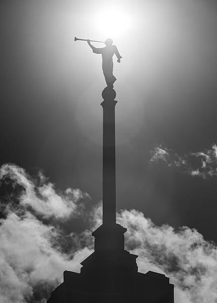 umrisse moroni auf dem lds tempel - mormonenkirche stock-fotos und bilder