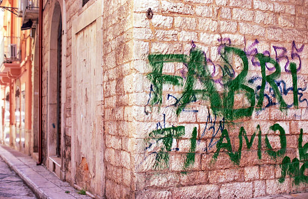 istock Fabri ti amo - Romantic graffiti in Italy 471431001