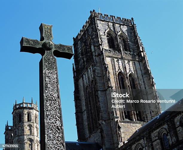 Photo libre de droit de La Cathédrale De Durham Et Memorial Cross banque d'images et plus d'images libres de droit de Angleterre - Angleterre, Architecture, Bâtiment vu de l'extérieur