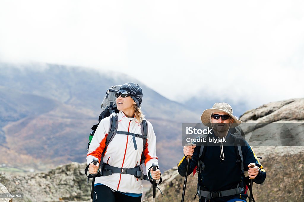 Par de caminatas en las montañas - Foto de stock de Actividad libre de derechos