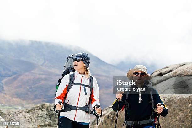 Par De Caminatas En Las Montañas Foto de stock y más banco de imágenes de Actividad - Actividad, Adulto, Aire libre