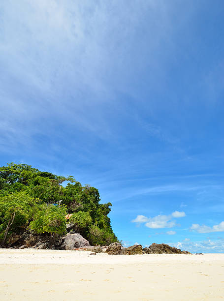 tranquila praia de areias brancas na ilha talu - talu island - fotografias e filmes do acervo