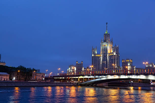 gran edificio en kotelnicheskaya embankment en moscú - kotelnicheskaya fotografías e imágenes de stock