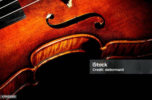 Foto de Velho Violino Em Fundo Preto e mais fotos de stock de Antigo - Antigo, Antiguidade, Arte e Artesanato - Assunto