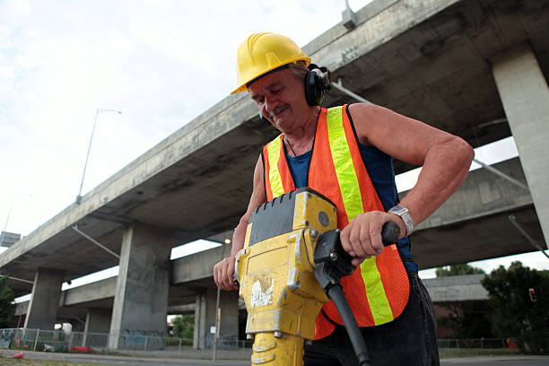 operaio con martello pneumatico - jackhammer road construction construction worker road foto e immagini stock