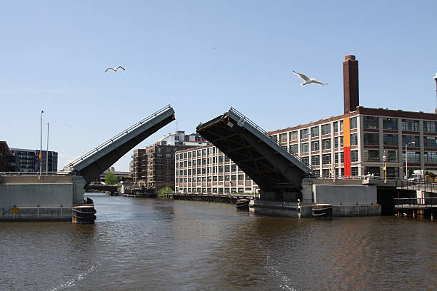 open bridge for boat traffic over milwuakee river - ophaalbrug stockfoto's en -beelden
