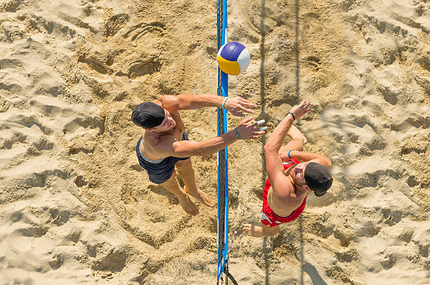 vista superior de atraente beach volley acção na rede - volleyball volleying human hand men imagens e fotografias de stock