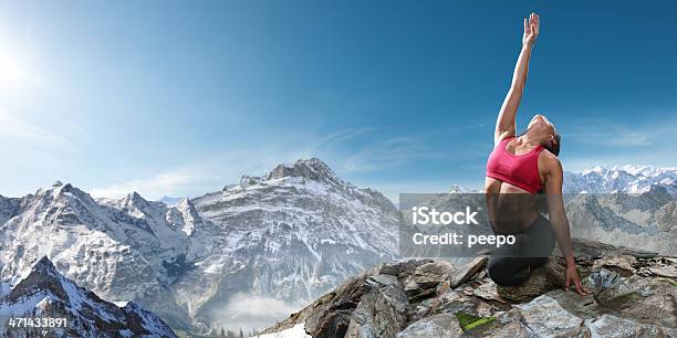 Yoga In Bergen Stockfoto und mehr Bilder von 20-24 Jahre - 20-24 Jahre, Achtsamkeit - Persönlichkeitseigenschaft, Atemübung