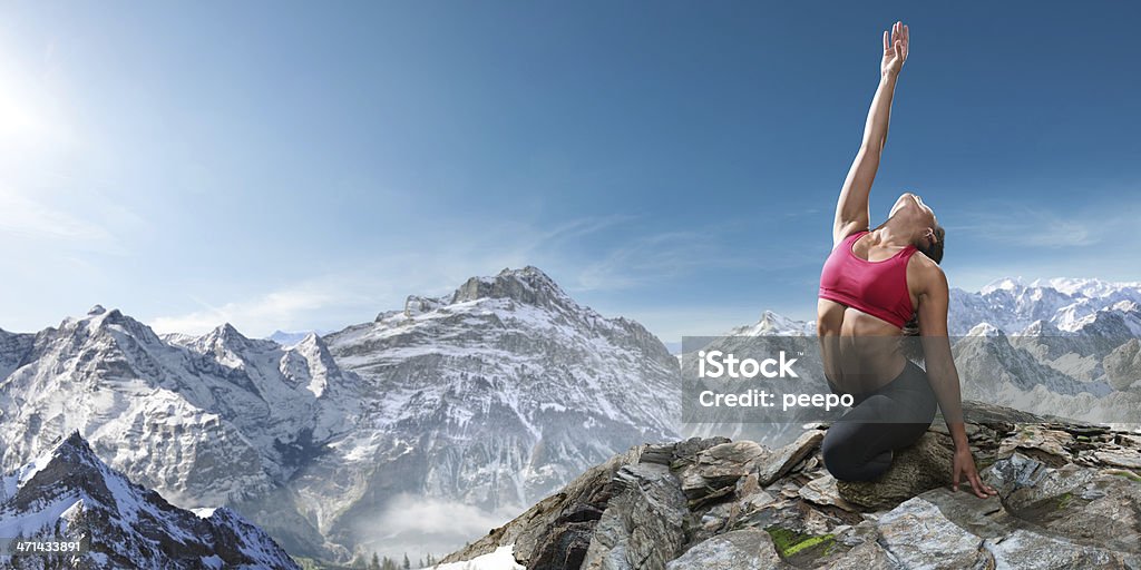 Yoga en las montañas - Foto de stock de 20-24 años libre de derechos