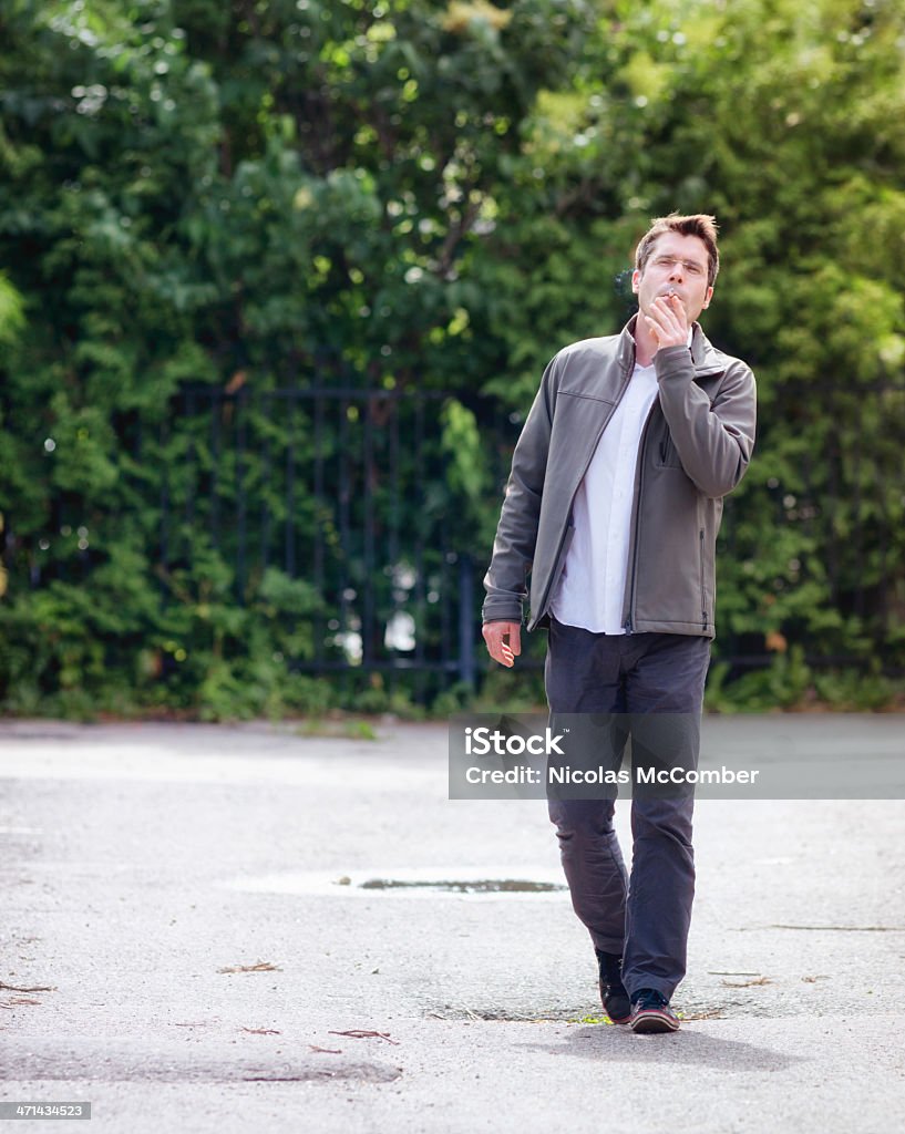 Homem a caminhar Enquanto fumar no Beco de Corpo Inteiro - Royalty-free De Corpo Inteiro Foto de stock