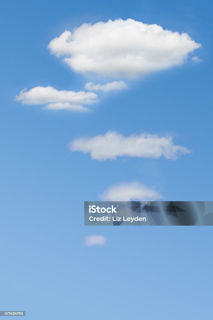 Cumulus Wolkengebilde: Gedanken Blasen - Lizenzfrei Betrachtung Stock-Foto