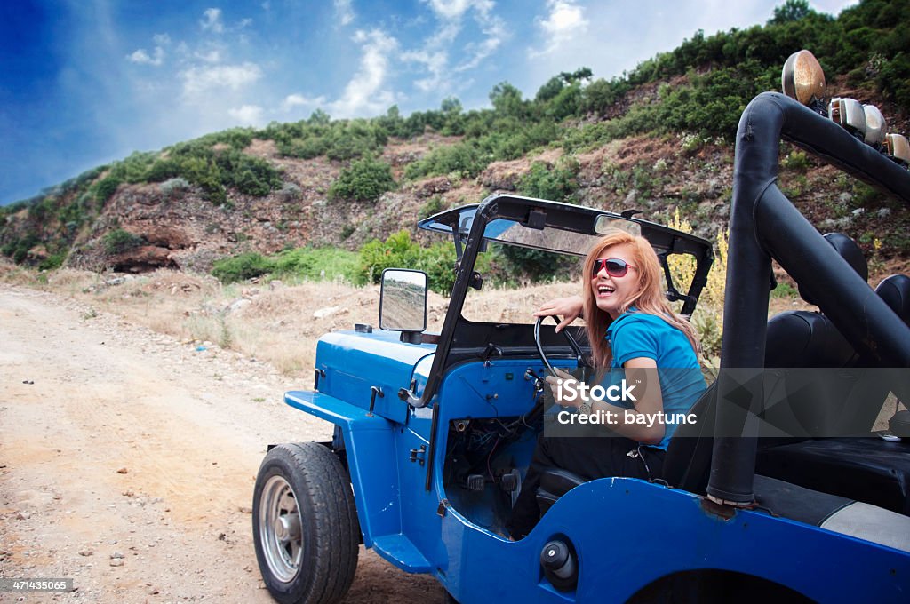 Mulher de condução fora de estrada - Foto de stock de 20-24 Anos royalty-free