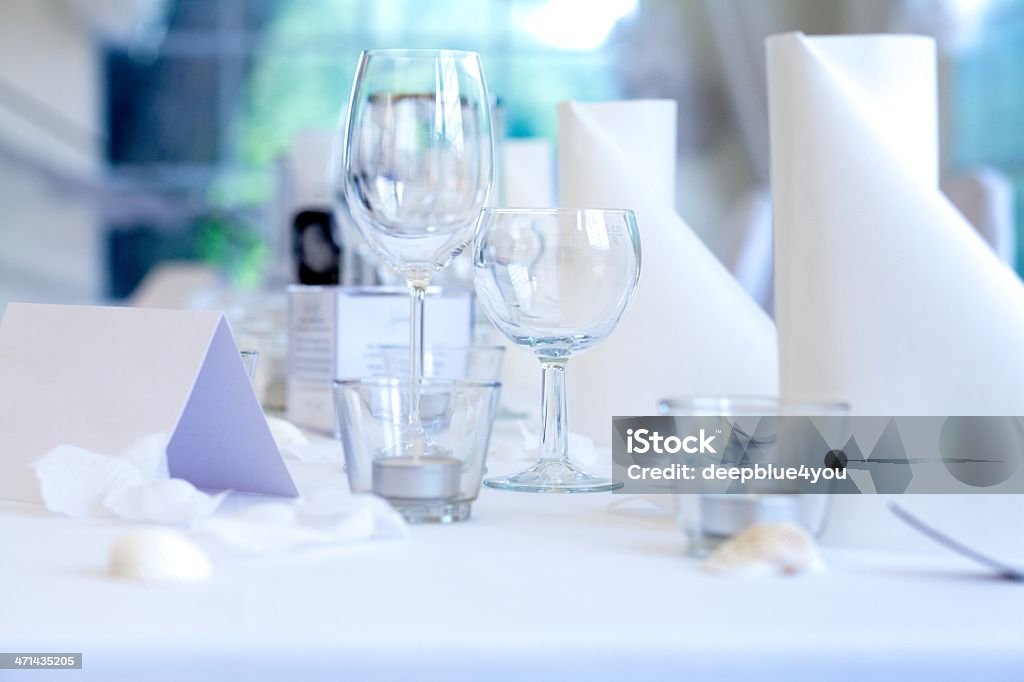 Feine Tischpositionierung in einem restaurant - Lizenzfrei Essgeschirr Stock-Foto
