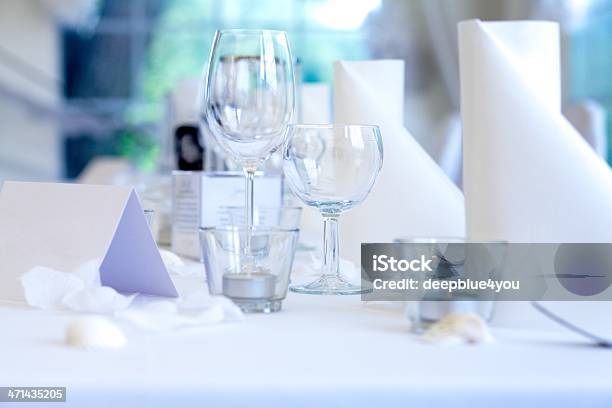 Foto de Belas Messa Arrumada Em Um Restaurante e mais fotos de stock de Louça - Louça, Toalha de mesa, Branco