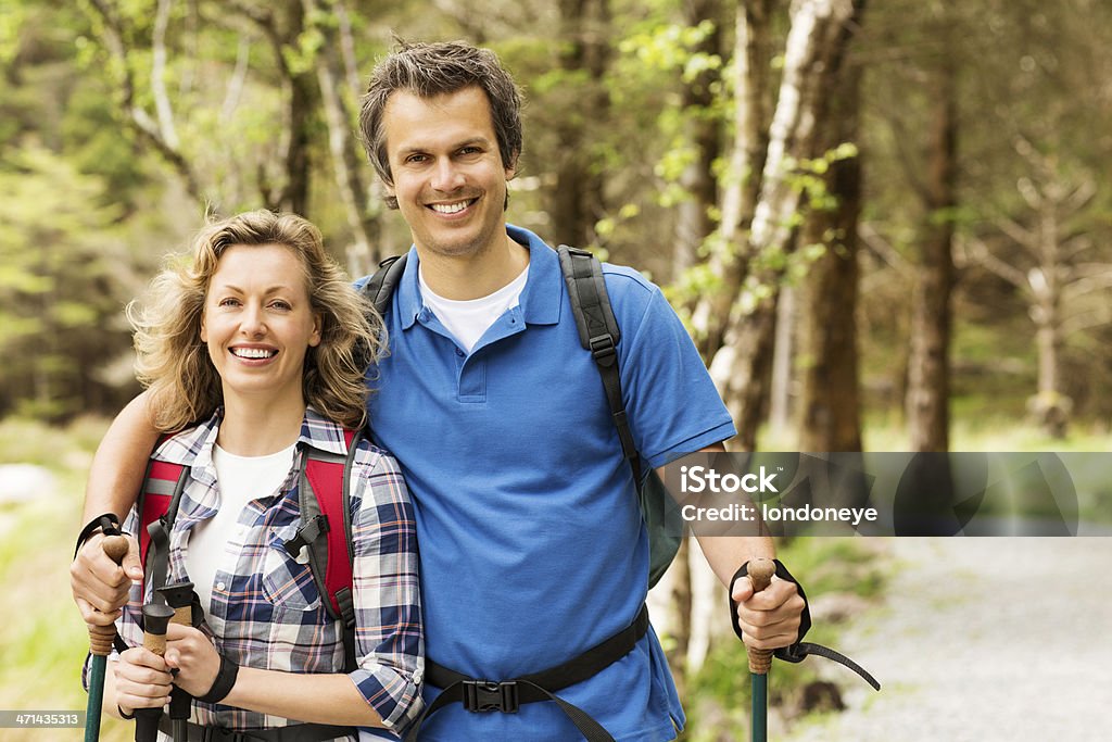 Пара на Поход с Trekking голубой - Стоковые фото 30-39 лет роялти-фри