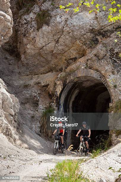 Passa La Tunnel - Fotografie stock e altre immagini di Ciclismo - Ciclismo, Roccia, Strada