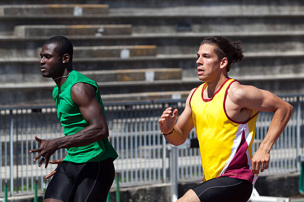 due atleti di atletica in esecuzione - rivalry starting block track and field athlete track and field foto e immagini stock