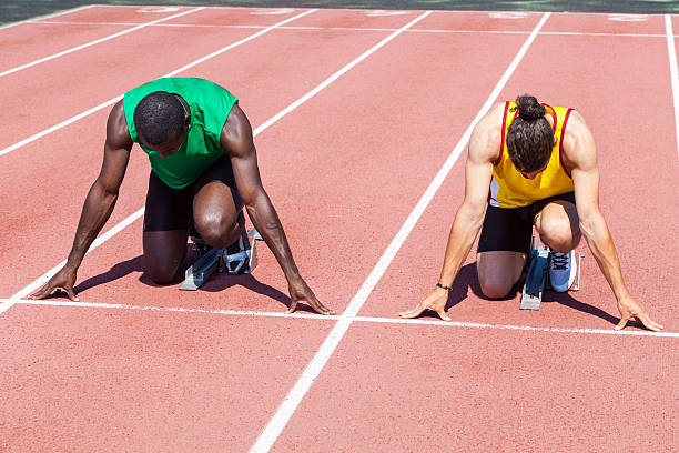 두 육상경기 선수들이 리우로 시작할 준비가 되었습니다 - rivalry starting block track and field athlete track and field 뉴스 사진 이미지