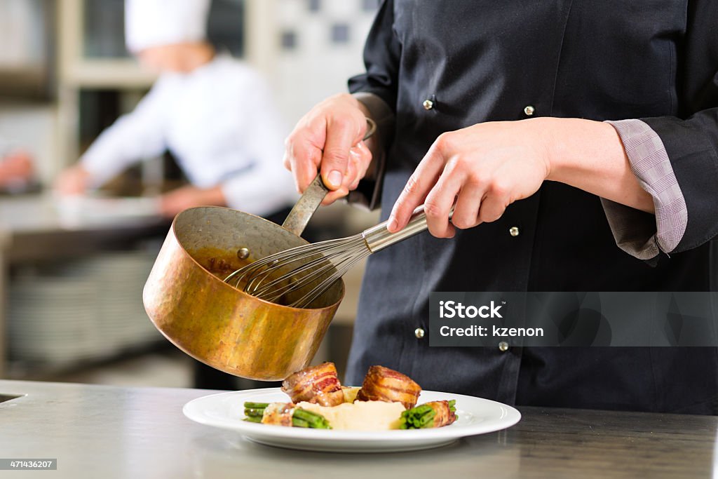 El Chef en una cocina a la vista del hotel o en el restaurante de cocina - Foto de stock de Cocinar libre de derechos