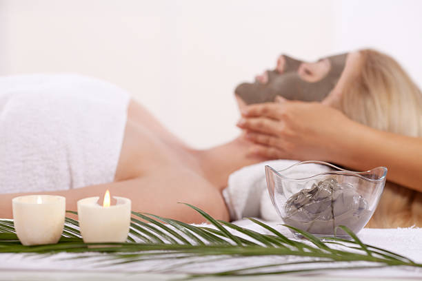 spa de beleza tratamento com lama - mud spa treatment health spa massaging - fotografias e filmes do acervo