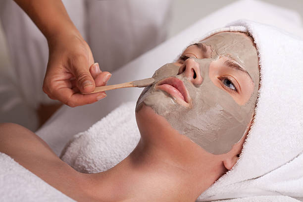 trattamento spa di bellezza con fango - mud wellbeing spa treatment beautician foto e immagini stock