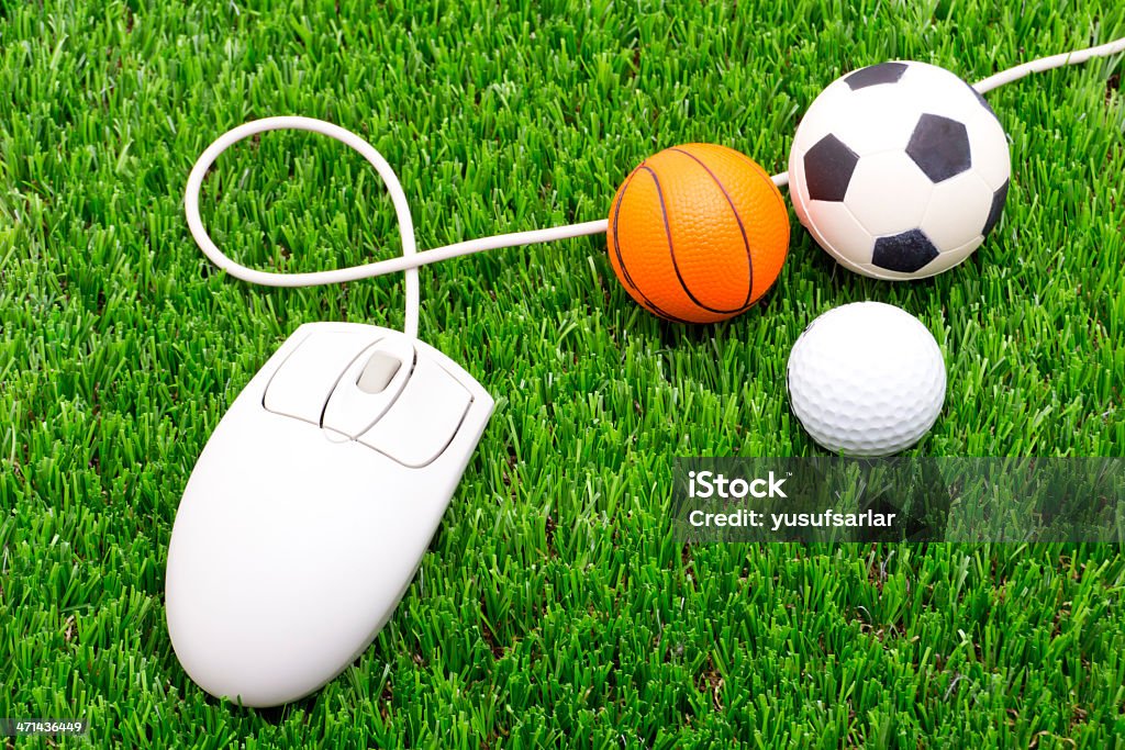 スポーツボール、コンピューターのマウスの芝生 - アメフトボールのロイヤリティフリーストックフォト