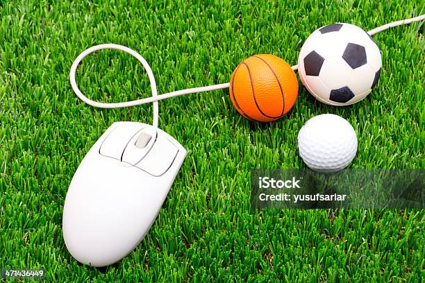 Спортивные Мячи И Компьютерная Мышь На Траве — стоковые фотографии и другие картинки Американский футбол - мяч - Американский футбол - мяч, Баскетбол, Без людей