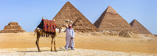 beduin i piramidy - pyramid of mycerinus pyramid great pyramid giza zdjęcia i obrazy z banku zdjęć