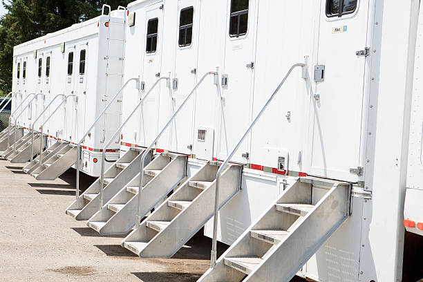 trailer do filme com vestiários escritório e banheiros. - portable toilet - fotografias e filmes do acervo