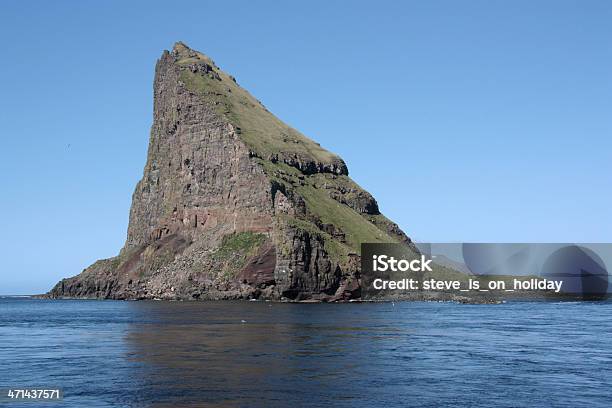 Foto de Tindholmur e mais fotos de stock de Ilha - Ilha, Triângulo - Formato Bidimensional, Afloramento