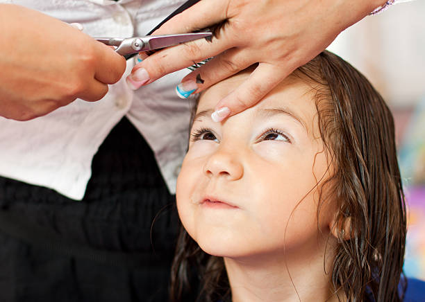 hermosa niña en la peluquería - short working long human hand fotografías e imágenes de stock