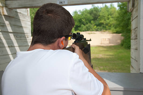 karabin ćwiczenia celności strzału - crosshair gun rifle sight aiming zdjęcia i obrazy z banku zdjęć