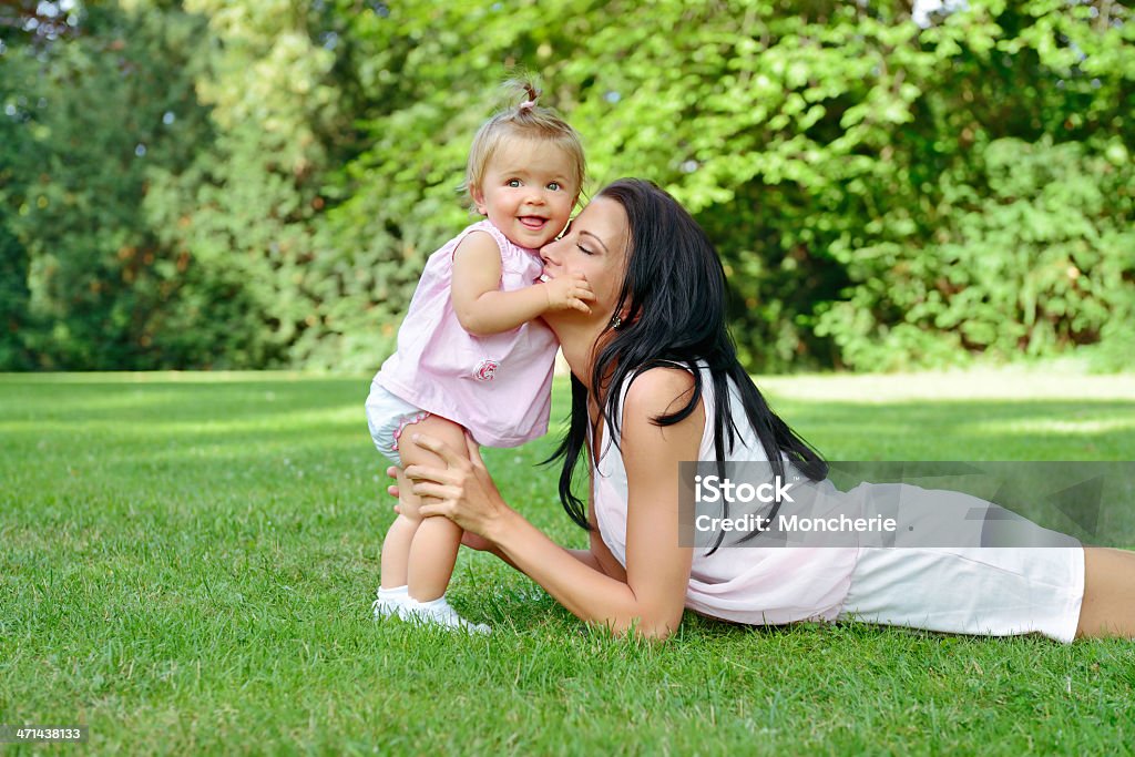 Piękna młoda matka z jej dziecka Dziewczyna na zewnątrz - Zbiór zdjęć royalty-free (20-29 lat)