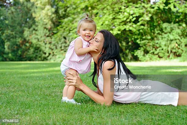 Foto de Linda Jovem Mãe Com Seu Bebê Menina Ao Ar Livre e mais fotos de stock de 20 Anos - 20 Anos, 6-11 meses, Abraçar