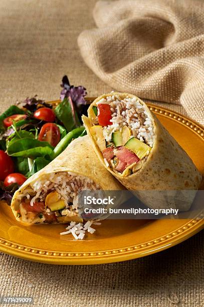 Photo libre de droit de Sandwich Wrap Aux Légumes Et Riz Burrito banque d'images et plus d'images libres de droit de Burrito - Burrito, Riz - Aliment de base, Riz - Céréale