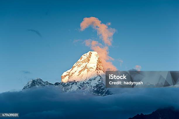 Puesta De Sol Sobre Ama Dablam Foto de stock y más banco de imágenes de Aire libre - Aire libre, Aislado, Ama Dablam