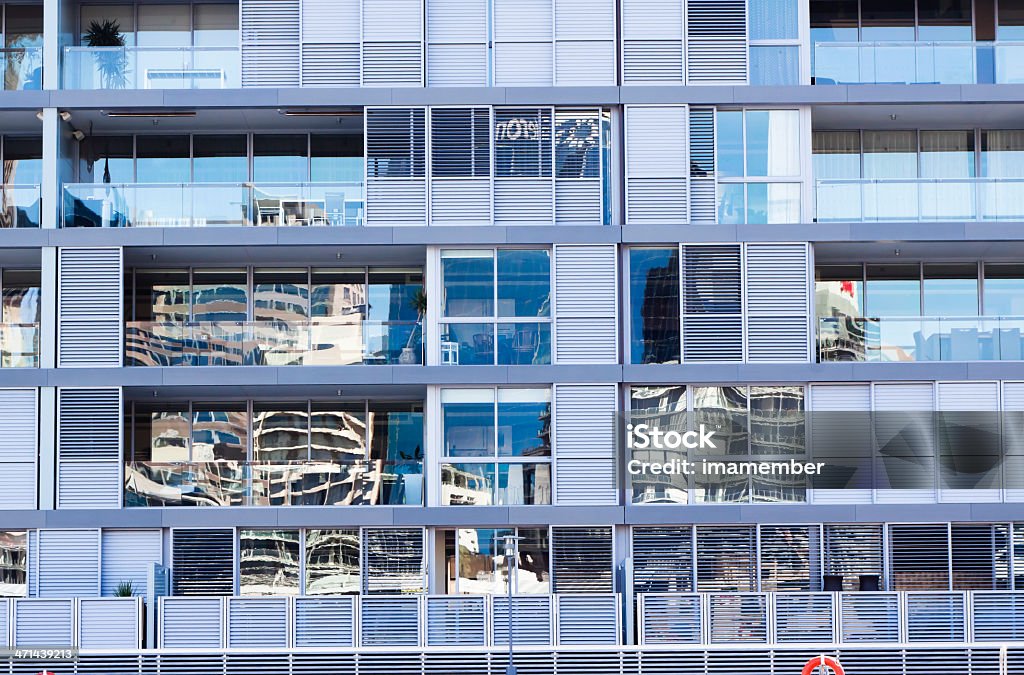 Apartamentos modernos block building, com refelction no windows - Foto de stock de Abstrato royalty-free