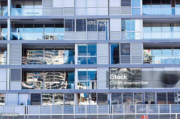 Foto de Apartamentos Modernos Block Building Com Refelction No Windows e mais fotos de stock de Abstrato