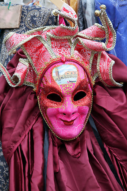 kostüm im karneval von venedig - carnival mardi gras masqué costume stock-fotos und bilder